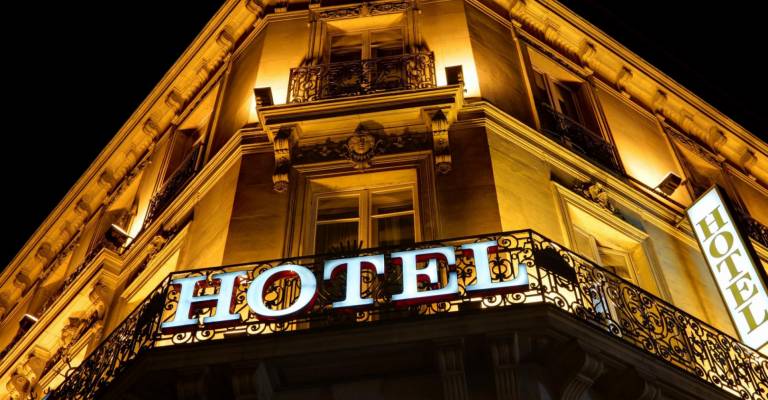 Hotel lichtreclame op gevel